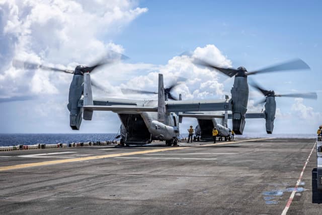Aviones de rotor basculante MV-22B Osprey del Cuerpo de Marines de EE. UU. se preparan para despegar de la cubierta de vuelo del buque de asalto anfibio de clase Wasp USS Iwo Jima (LHD 7) mientras navegaba en el mar Caribe, el 1 de abril de 2026. (Foto de la Armada de EE. UU.)