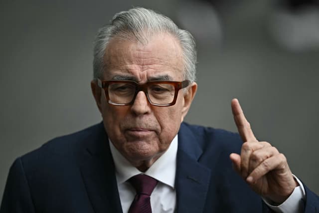 El gobernador de Sinaloa, Rubén Rocha Moya, habla al salir de la ceremonia de investidura de la nueva presidenta de México, Claudia Sheinbaum, en el Congreso de la Unión en la Ciudad de México, el 1 de octubre de 2024. (Foto de CARL DE SOUZA/AFP vía Getty Images)