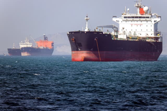 El petrolero Bili, con bandera de Gambia, está anclado en el estrecho de Ormuz, frente a la costa sur de Irán, el 2 de mayo de 2026. (Amirhossein KhorgooeI/ISNA/AFP vía Getty Images)