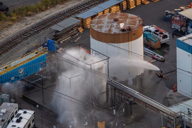Panorámica aérea del agua rociada sobre un tanque sobrecalentado en GKN Aerospace el 23 de mayo de 2026 en Garden Grove, California. Un tanque averiado en la planta presenta riesgo de fuga química o explosión. (Apu Gomes/Getty Images).