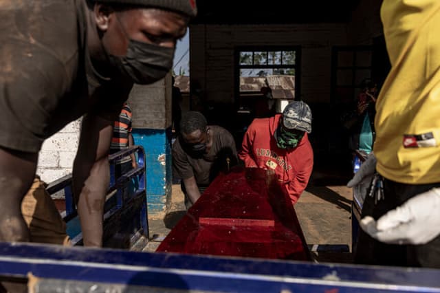 Trabajadores trasladan el ataúd de una persona presuntamente fallecida por ébola en el Hospital General de Referencia de Mongbwalu durante la respuesta al brote en Ituri, en el este de la República Democrática del Congo, el 20 de mayo de 2026. La OMS declaró el brote en la RDC y Uganda como una emergencia de salud pública de importancia internacional ante el aumento de casos y muertes (Michel Lunanga/Getty Images).