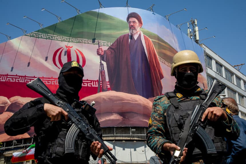 Líder iraní Jamenei lanza mensaje desafiante en medio de negociaciones en curso
