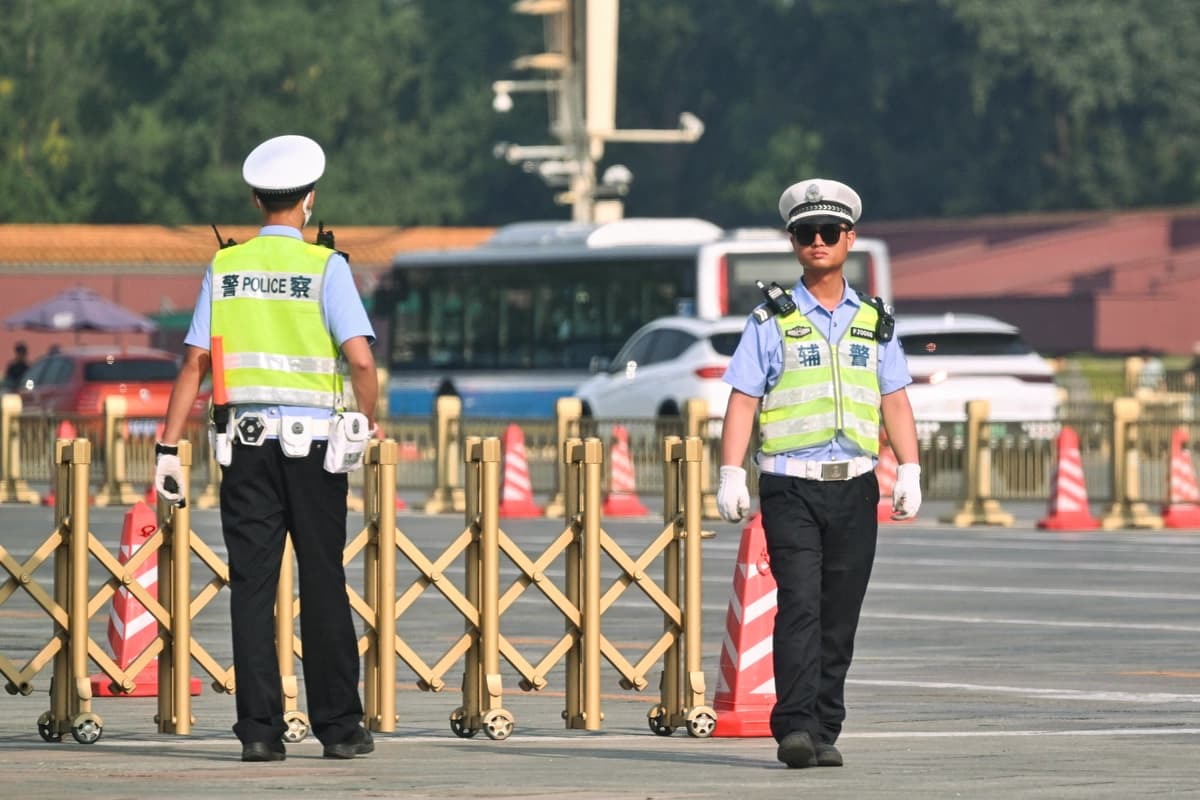 Policías en la plaza de Tiananmen en Pekín, en una fotografía de archivo sin fecha. (Adek Berry/AFP vía Getty Images)