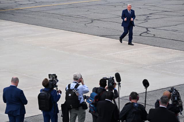 El presidente de Estados Unidos, Donald Trump, saluda a los medios mientras aborda el Air Force One en el aeropuerto de Morristown, tras un discurso en el SUNY Rockland Community College el 22 de mayo de 2026 en Morristown, Nueva Jersey. El mandatario impulsó la campaña del representante Mike Lawler, quien busca la reelección en una de las contiendas más reñidas para la Cámara de Representantes en noviembre. (Roberto Schmidt/Getty Images).