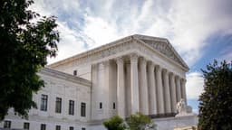 Corte Suprema da al DOJ victoria inicial por disputa sobre declaraciones de jueces de inmigración