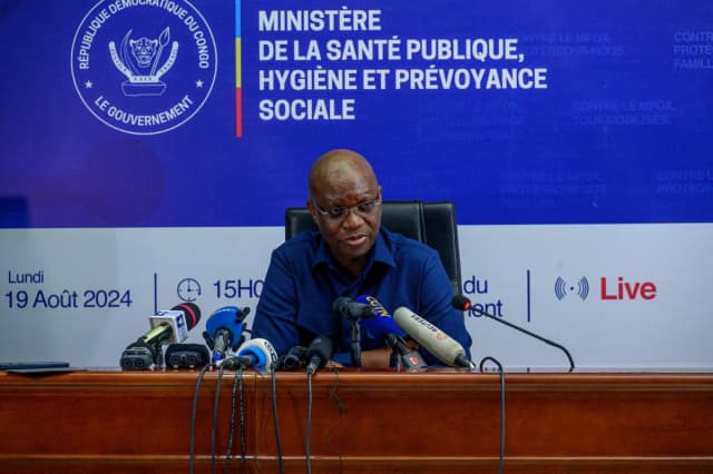 El ministro de Salud del Congo, Dr. Samuel Roger Kamba, habla con periodistas en Kinshasa, Congo, el 19 de agosto de 2024. (Hardy Bope/AFP vía Getty Images).