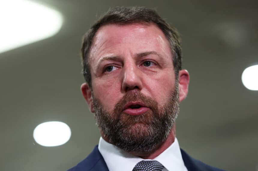 Mullin afirma que DHS planea frenar trámites migratorios en aeropuertos de ciudades santuario