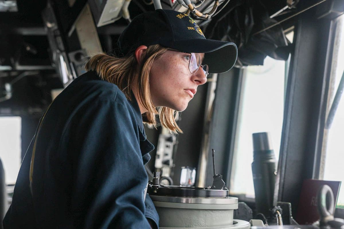 Una marinera estadounidense está de guardia en la cabina de mando a bordo del USS John Finn. (Cortesía del CENTCOM)