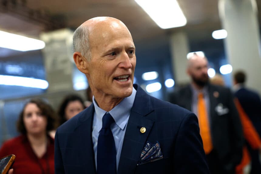 El senador estadounidense Rick Scott (R-FL) habla con periodistas en el Capitolio el 25 de marzo de 2025 en Washington, D.C., mientras la administración Trump enfrenta críticas por la filtración de planes de defensa en un chat de Signal. (Kevin Dietsch/Getty Images).