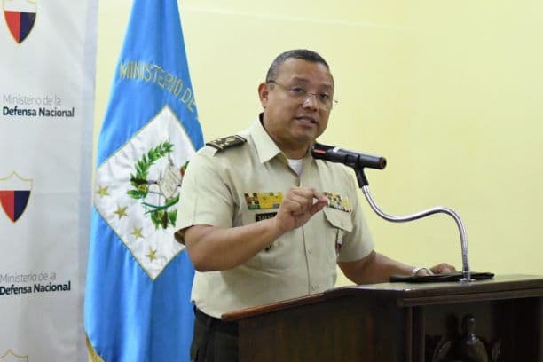 El ministro de la Defensa Nacional de Guatemala, Henry Sáenz, habla en una rueda de prensa este miércoles 27 de mayo de 2026, en Ciudad de Guatemala, Guatemala. (EFE/ Alex Cruz)