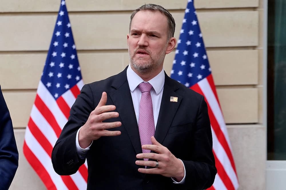El representante comercial de Estados Unidos, Jamieson Greer, se dirige a los periodistas junto al secretario del Tesoro estadounidense, Scott Bessent (no visible en la imagen), tras una nueva ronda de conversaciones comerciales con funcionarios chinos en la sede de la Organización para la Cooperación y el Desarrollo Económicos (OCDE) en París, el 16 de marzo de 2026. (Ludovic Marin/AFP vía Getty Images)