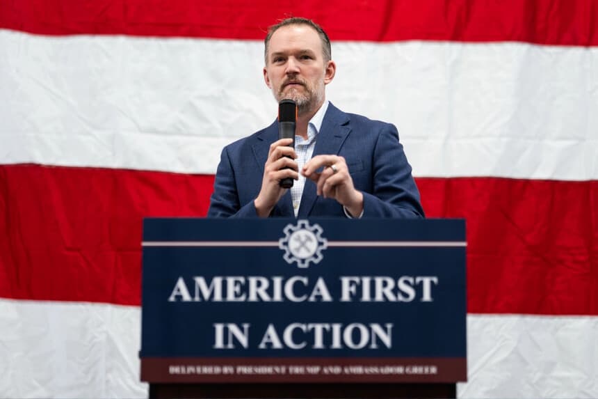 El representante comercial de EE. UU., Jamieson Greer, interviene durante una visita a las instalaciones de fabricación de Atomic Industries en Warren, Míchigan, el 9 de abril de 2026. (Foto de AP/Julia Demaree Nikhinson).