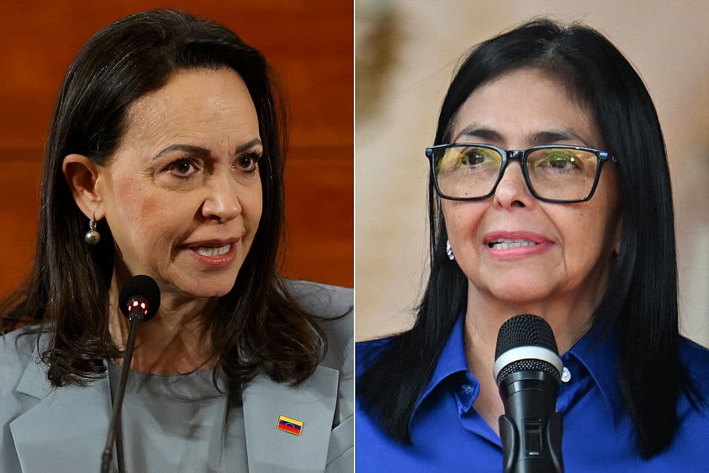 (COMBO) Esta combinación de imágenes creadas el 28 de mayo de 2026 muestra a la líder de la oposición venezolana María Corina Machado haciendo un gesto mientras ofrece una conferencia de prensa en Santiago, el 12 de marzo de 2026, y a la presidenta interina de Venezuela, Delcy Rodríguez, hablando durante una conferencia de prensa en el Palacio Presidencial de Miraflores en Caracas el 14 de enero de 2026. La líder de la oposición venezolana y premio Nobel María Corina Machado dijo el 28 de mayo de 2026 que esta decidida a negociar una transición democrática con la líder interina Delcy Rodríguez tras el derrocamiento de Nicolás Maduro en enero. (Foto de Raúl BRAVO y Juan BARRETO/AFP vía Getty Images)