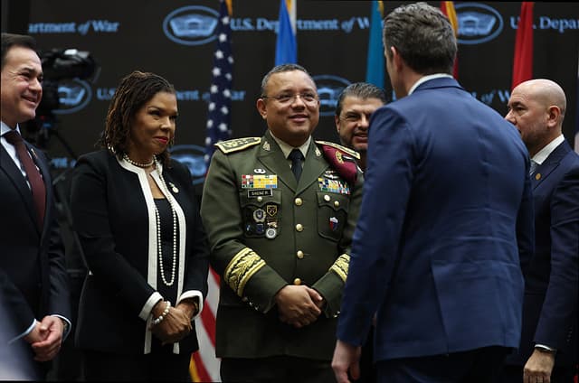 Henry Sáenz Ramos, Ministro de Defensa Nacional de Guatemala, saluda al Secretario de Defensa de los Estados Unidos, Pete Hegseth, mientras líderes regionales de defensa y seguridad del Caribe, Centro y Sudamérica se reúnen durante la Conferencia inaugural contra los cárteles de las Américas en el Cuartel General del Comando Sur de los Estados Unidos el 5 de marzo de 2026 en Doral, Florida. La conferencia se lleva a cabo para abordar el narcoterrorismo con líderes regionales de defensa y seguridad del Caribe, América Central y América del Sur. (Foto de Joe Raedle/Getty Images)
