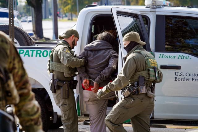 Agentes de la Patrulla Fronteriza detienen a un hombre en Nueva Orleans el 3 de diciembre de 2025, el primer día de una operación en Luisiana lanzada por Seguridad Nacional como parte del aumento de la aplicación de la ley de inmigración. (Ryan Murphy/Getty Images)