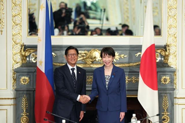 Primera ministra de Japón, Sanae Takaichi (derecha), estrecha la mano del presidente de Filipinas, Ferdinand Marcos Jr. (izquierda), antes de una reunión en la residencia oficial del Palacio de Akasaka en Tokio, el 28 de mayo de 2026. (Kiyoshi Ota / POOL / AFP vía Getty Images).
