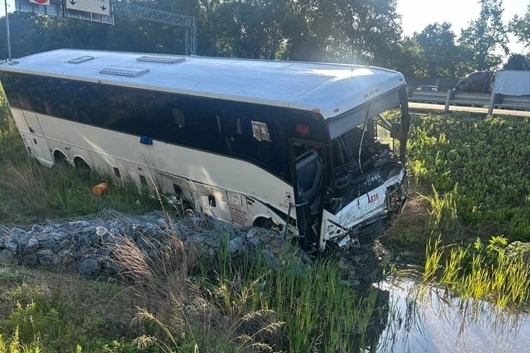 Autobús choca contra seis vehículos, dejando 5 muertos y 34 heridos en EE. UU.