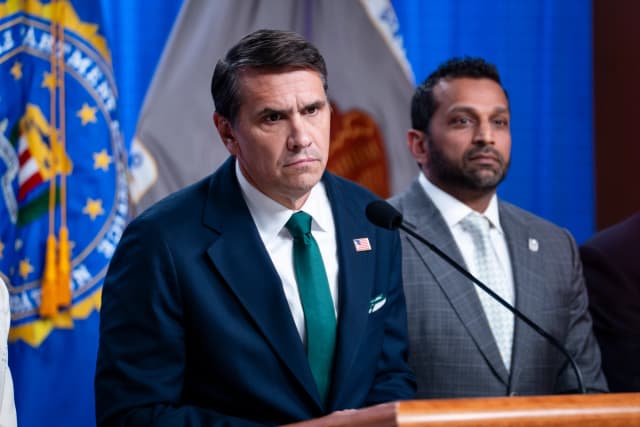 El fiscal general interino Todd Blanche habla en una conferencia de prensa sobre el tiroteo en la cena de corresponsales de la Casa Blanca, en el Departamento de Justicia en Washington DC el 27 de abril de 2026. (Madalina Kilroy/The Epoch Times)