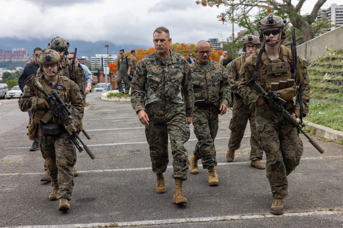 Líder del Comando Sur de EE. UU. se reúne con líderes militares de Cuba en su visita a la Bahía de Guantánamo