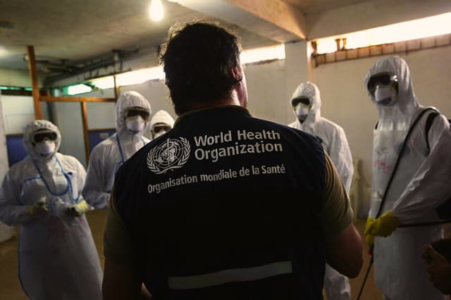 Un instructor de la Organización Mundial de la Salud (OMS) imparte formación a nuevos trabajadores de la salud durante una sesión de capacitación el 3 de octubre de 2014 en Monrovia, Liberia. (John Moore/Getty Images)