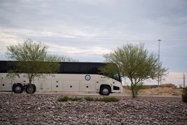 Un autobús utilizado para transportar a detenidos de la Oficina de Inmigración y Aduanas (ICE) sale de Camp East Montana, un centro de detención de la ICE construido para albergar hasta 5.000 inmigrantes ilegales en Fort Bliss, en El Paso, Texas, el 17 de agosto de 2025. (Paul Ratje/Reuters)