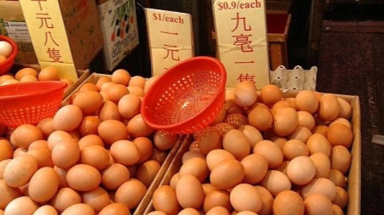Huevos chinos en los estantes de una tienda de Hong Kong, en una imagen de archivo. (The Epoch Times)