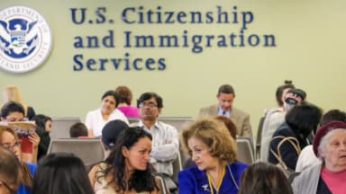 La mayoría de inmigrantes legales no tendrán que salir de EE. UU. para obtener la tarjeta de residencia: DHS