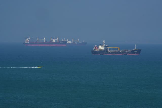 El petrolero "Ateela 2" navega por el mar frente a la isla de Qeshm, en Irán, en el estrecho de Ormuz, el 28 de abril de 2026. (Asghar Besharati/Getty Images)