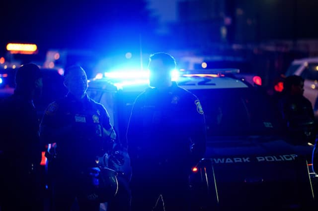 Agentes de la policía de Newark vigilan un control cerca del centro de detención de inmigrantes Delaney Hall, el 1 de junio de 2026, en Newark, Nueva Jersey, tras protestas y arrestos. (Adam Gray/Getty Images).