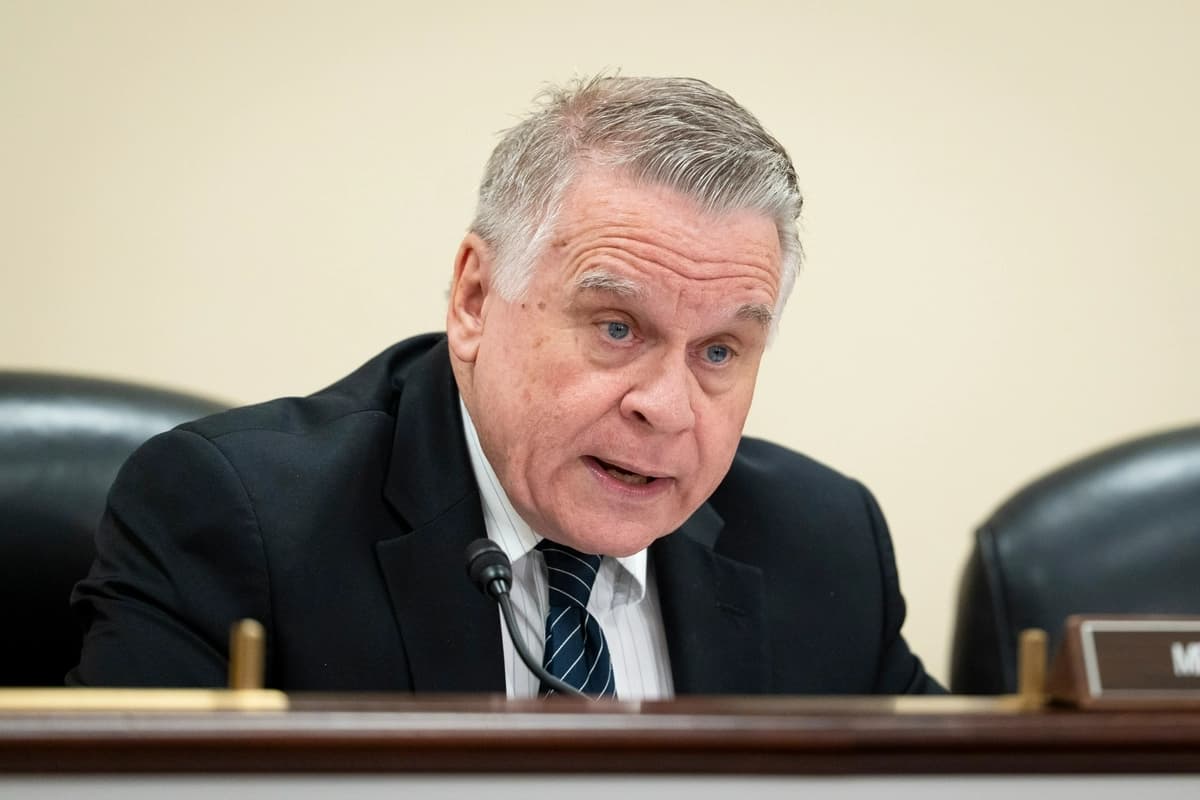 El presidente de la Comisión Ejecutiva del Congreso sobre China, el representante Chris Smith (R-N.J.), interviene durante una audiencia titulada "Un mercado construido sobre víctimas: detener el tráfico ilegal de órganos en China y más allá", celebrada en el Capitolio el 14 de mayo de 2026. (Madalina Kilroy /The Epoch Times)