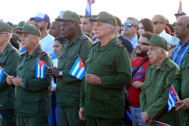 Fotografía de archivo del presidente de Cuba, Miguel Diaz-Canel (Centro). (EFE/ Ernesto Mastrascusa)