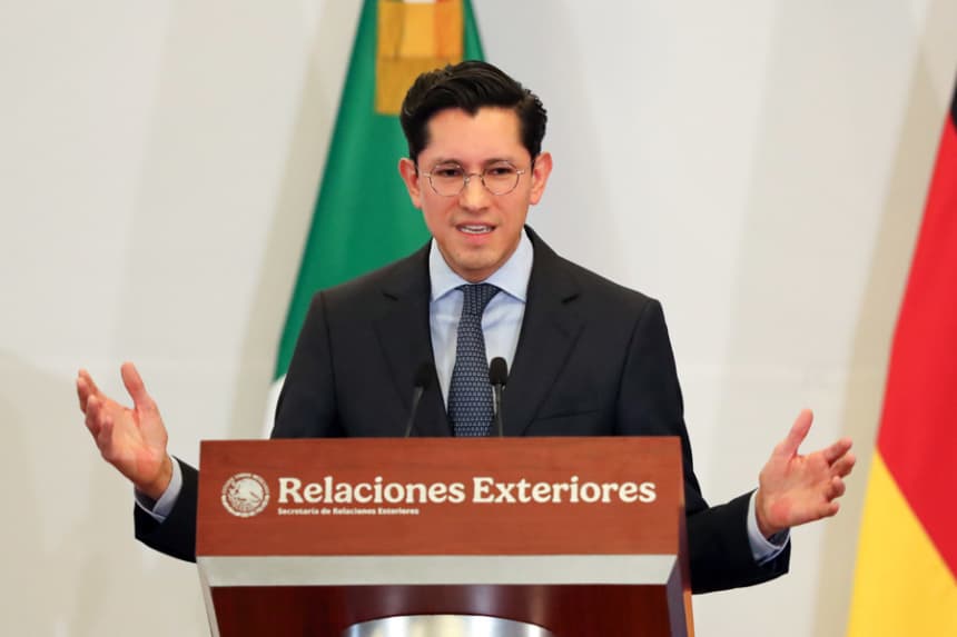 El canciller mexicano, Roberto Velasco, habla durante una rueda de prensa en Ciudad de México. (EFE/ Mario Guzmán)