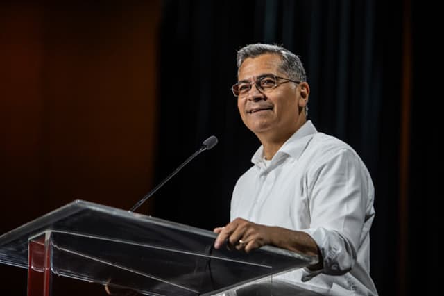 El candidato demócrata a gobernador de California, Xavier Becerra, se dirige a sus seguidores en el Long Beach Arena el 31 de mayo de 2026 en Long Beach, California. Becerra, exsecretario de Salud de EE. UU., realiza el mitin de cierre de su gira "La Era Becerra: Lucha por California". (Apu Gomes/Getty Images).