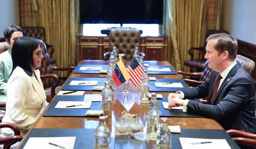 La presidenta encargada de Venezuela, Delcy Rodríguez, sostuvo en Nueva Delhi un "encuentro de cortesía" con el embajador de Estados Unidos en la India, Sergio Gor, durante una visita petrolera que avanza bajo el nuevo margen abierto por Washington para el crudo venezolano. (EFE/Telegram de Delcy Rodríguez)