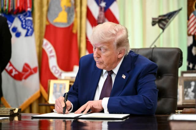 El presidente de EE. UU., Donald Trump, firma una orden ejecutiva en el Despacho Oval de la Casa Blanca, el 3 de junio de 2026. (Mandel Ngan/AFP vía Getty Images)