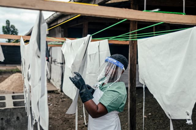 Un miembro del personal cuelga el equipo de protección para que se seque en el Centro de Tratamiento del Ébola de Munigi, en el Congo, el 2 de junio de 2026. (Jospin Mwisha/AFP vía Getty Images)