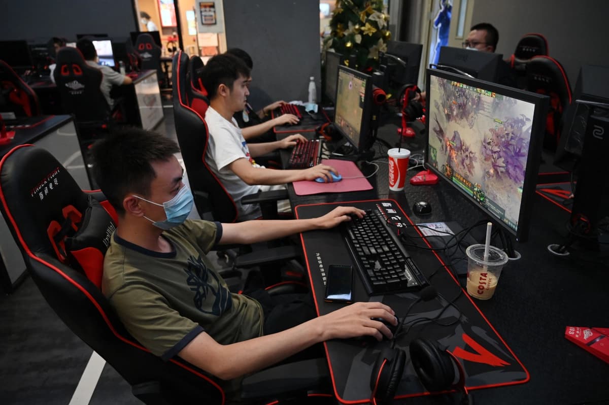 Personas jugando videojuegos en un cibercafé en Beijing el 10 de septiembre de 2021. (Greg Baker/AFP vía Getty Images)