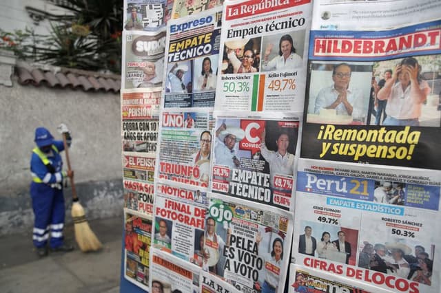Fotografía que muestra portadas de distintos diarios en Lima, Perú. (EFE/ Paolo Aguilar)