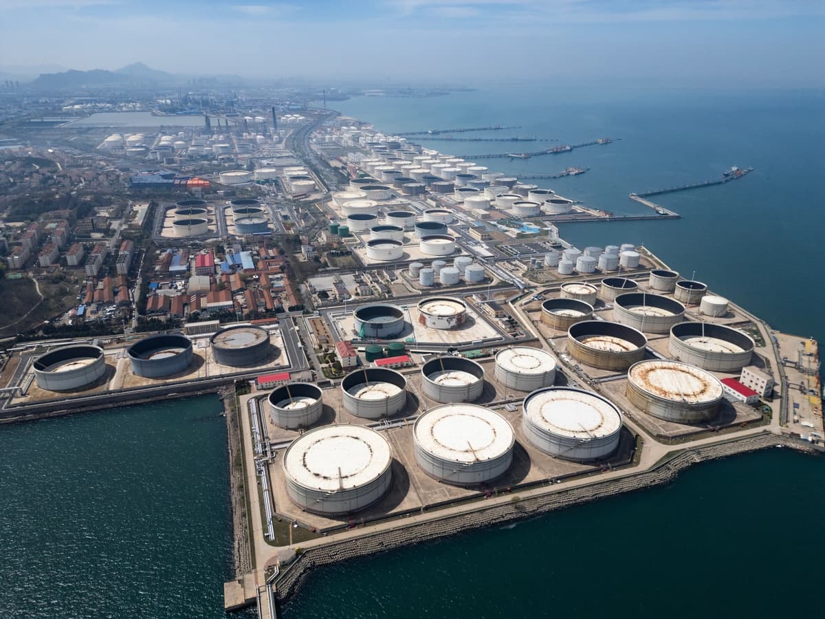 Tanques de petróleo almacenan crudo importado en la terminal de crudo del puerto de Qingdao, en Qingdao, China, el 12 de abril de 2026. (Getty Images).
