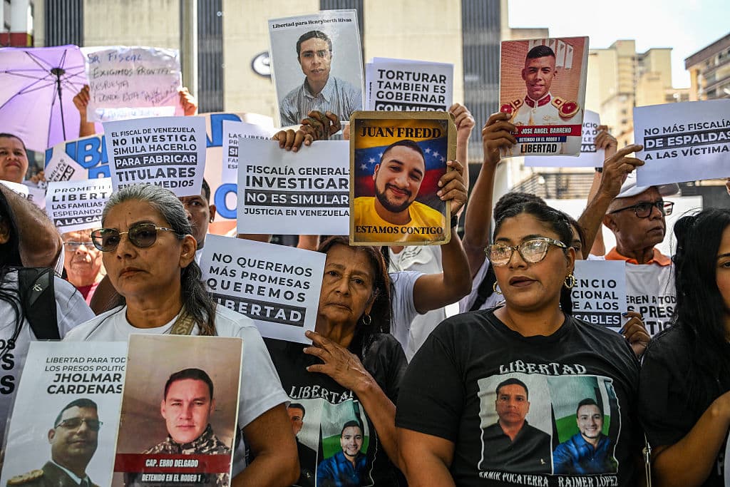 Familiares de presos políticos protestan frente a la Fiscalía de Caracas el 28 de mayo de 2026, pidiendo la liberación de sus seres queridos. (Foto de Juan BARRETO/AFP vía Getty Images)