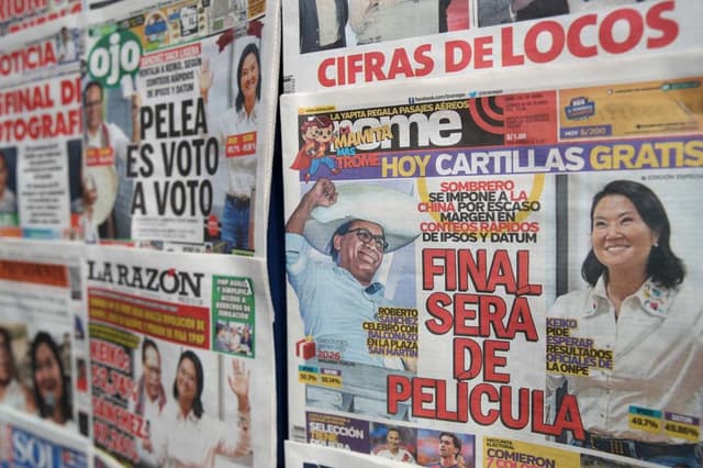 Fotografía de archivo que muestra portadas de distintos diarios en Lima, Perú. (EFE/ Paolo Aguilar)