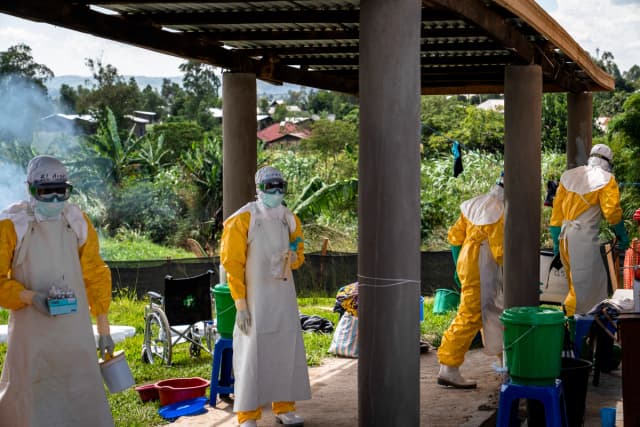 Personal de Médicos Sin Fronteras (MSF) en el centro de tratamiento del ébola de la clínica Elikya se prepara para entrar en las habitaciones de los pacientes con ébola en Bunia, en el este del Congo, el 5 de junio de 2026. (Glody Murhabazi/AFP vía Getty Images).