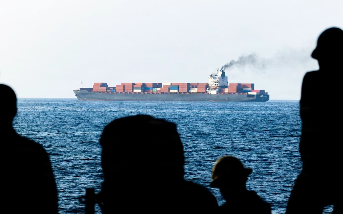Fuerzas estadounidenses patrullan el mar Arábigo cerca del buque M/V Touska el 20 de abril de 2026, tras disparar contra la embarcación con bandera iraní a la que Estados Unidos acusó de intentar violar el bloqueo naval estadounidense a los puertos iraníes cercanos al estrecho de Ormuz. (Armada de los Estados Unidos vía Getty Images).