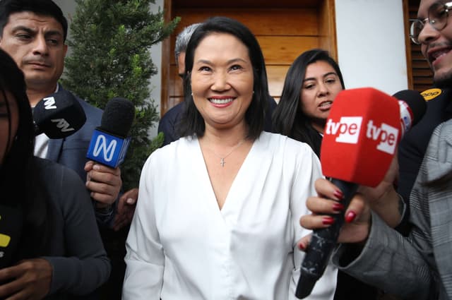 La candidata Keiko Fujimori habla con periodistas este miércoles, en Lima, Perú. (EFE/ Paolo Aguilar)