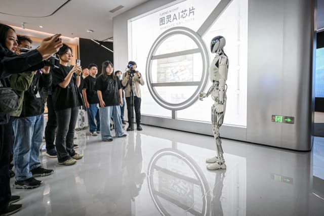 El robot humanoide de nueva generación Iron, de Xpeng, habla con los medios de comunicación durante un recorrido por su sala de exhibición en la sede de la compañía en Guangzhou, provincia de Guangdong, China, el 5 de noviembre de 2025. (Jade Gao/AFP vía Getty Images)