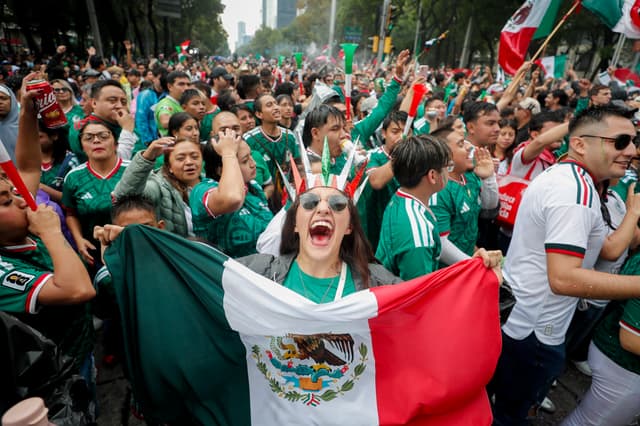 Aficionados de la selección nacional de México celebran el triunfo sobre el equipo de Sudáfrica en el juego inaugural de la Copa Mundial de la FIFA 2026 este jueves 11 de junio en el Ángel de la Independencia, en la Ciudad de México, México. (EFE/Isaac Esquivel)