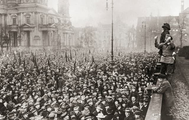Un orador comunista se dirige a una gran multitud en Berlín, hacia 1920. (FPG/Hulton Archive/Getty Images)