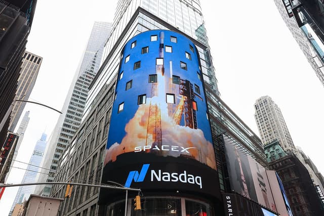Una vista del Nasdaq MarketSite después de que los ejecutivos de la empresa SpaceX tocaran la campana de apertura para celebrar el lanzamiento de la oferta pública inicial (OPI) de SpaceX en Nueva York el 12 de junio de 2026. (Foto de TIMOTHY A. CLARY / AFP vía Getty Images)