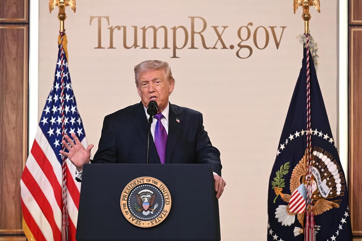 El presidente Donald Trump pronuncia un discurso para presentar el nuevo sitio web TrumpRx en el Auditorio de la Corte Sur de la Casa Blanca en Washington, D.C., el 5 de febrero de 2026. (Saul Loeb/AFP vía Getty Images).