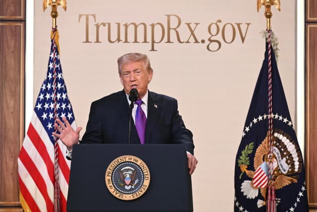 El presidente Donald Trump pronuncia un discurso para presentar el nuevo sitio web TrumpRx en el Auditorio de la Corte Sur de la Casa Blanca en Washington, D.C., el 5 de febrero de 2026. (Saul Loeb/AFP vía Getty Images).